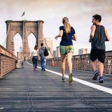 Läufer auf der Brooklyn Bridge